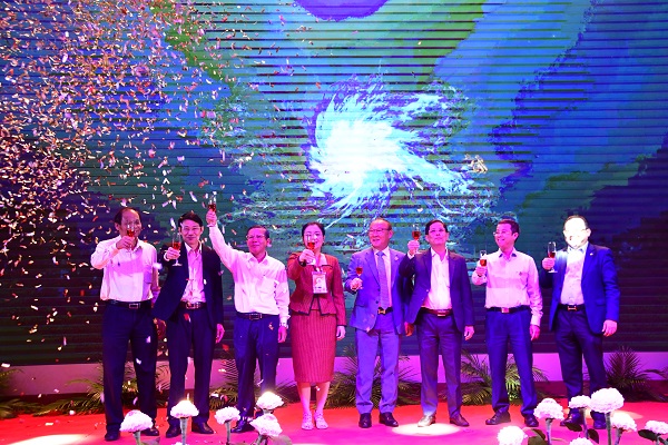 Các vị lãnh đạo tỉnh Khánh Hòa cùng HLV Park Hang Seo nâng ly cùng các đại biểu tham dự Gala Dinner chúc mừng Liên hoan Du lịch Biển Nha Trang 2022