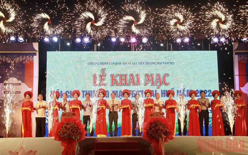 Cắt băng khai mạc Hội chợ thương mại Festival Huế 2022