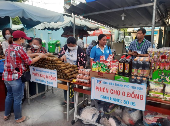 Hơn 500 bệnh nhân nghèo đang điều trị tại Bệnh viện TP Thủ Đức mua hàng miễn phí tại Phiên chợ 0 đồng