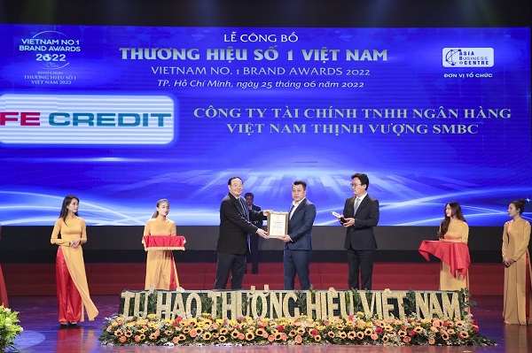 Đại diện FE CREDIT nhận giải thưởng “Thương hiệu số 1 Việt Nam 2022”