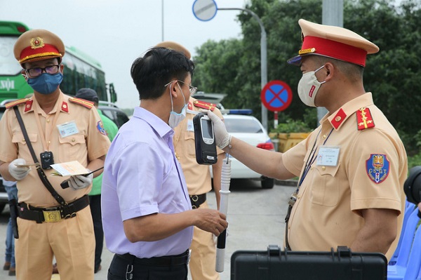 Cảnh sát giao thông kiểm tra nồng độ cồn