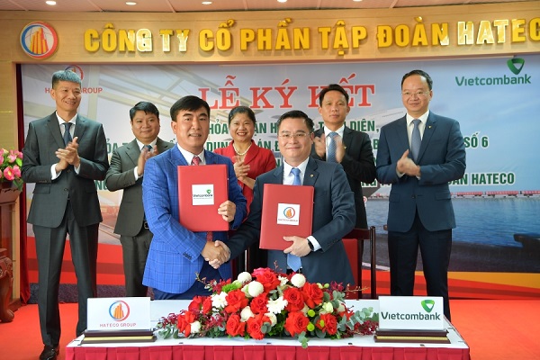 Ông Nguyễn Thanh Tùng – Phó Tổng giám đốc phụ trách BĐH Vietcombank (bên phải) và ông Trần Văn Kỳ - Chủ tịch HĐQT Hateco Group thực hiện nghi thức ký Thỏa thuận hợp tác toàn diện chính thức giữa Vietcombank và Tập đoàn Hateco