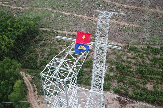 Đường dây 500kV mạch 3 đã thông tuyến.