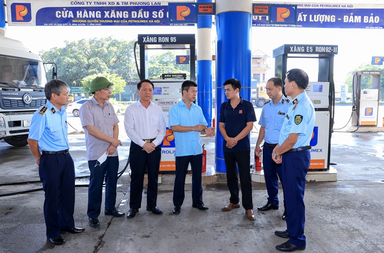 đoàn công tác kiểm tra nguồn cung xăng dầu tại Công ty TNHH và thương mại Phương Lan( xã Đạo Đức- huyện Bình Xuyên)