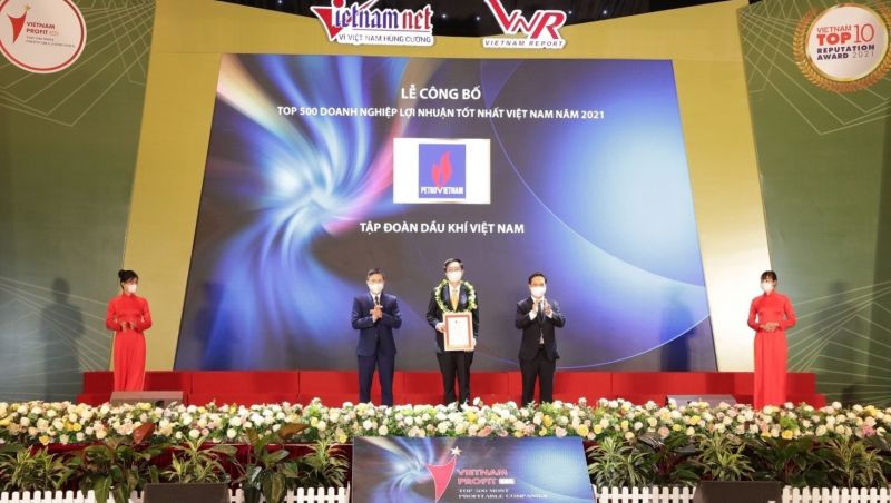 Đại diện Petrovietnam nhận vinh danh Top 500 Doanh nghiệp lợi nhuận tốt nhất Việt Nam