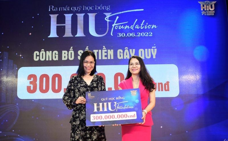 ThS. Trần Thúy Trâm Quyên, Phó Hiệu trưởng HIU (bìa phải) trong buổi lễ công bố Quỹ HIU Foundation