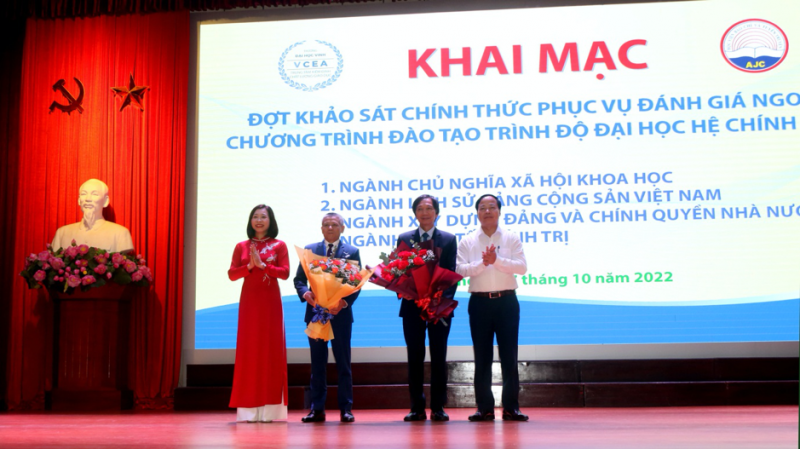 Ban lãnh đạo Học viện tặng hoa chào mừng Đoàn đánh giá ngoài đến làm việc tại Học viện Báo chí và Tuyên truyền