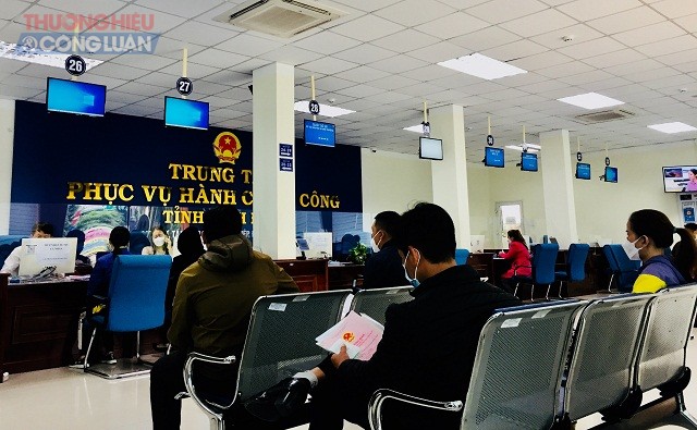 Công tác cải cách hành chính tại Trung tâm Phục vụ hành chính công tỉnh Bình Định ngày càng cải thiện. Trong ảnh: Các tổ chức, công dân đang giao dịch tại Trung tâm.