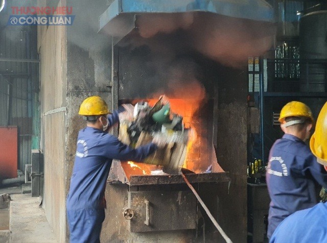 Công nhân Công ty TNHH Thương mại và Môi trường Hậu Sanh đang thực hiện biện pháp tiêu huỷ hàng hoá vi phạm.