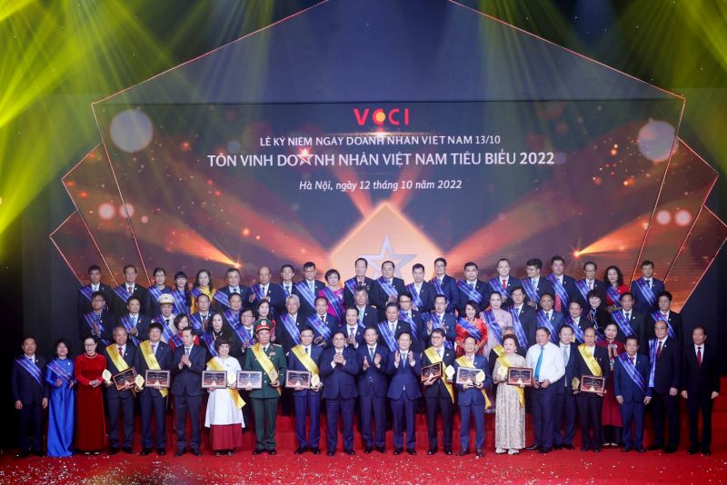 Buổi lễ tôn vinh 60 doanh nhân Việt Nam tiêu biểu năm 2022