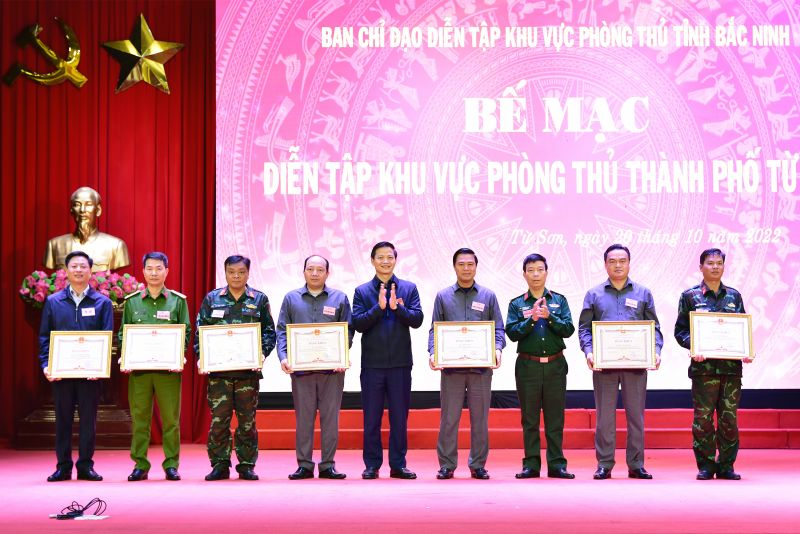 Ông Vương Quốc Tuấn - Phó Chủ tịch Thường trực UBND tỉnh Bắc Ninh và Đại tá Nghiêm Đình Trung- Chỉ huy trưởng Bộ Chỉ huy quân sự tỉnh Bắc Ninh - trao Bằng khen của UBND tỉnh cho các cá nhân có thành tích xuất sắc trong diễn tập