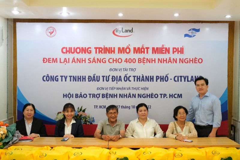 Đại diện CityLand tặng số tiền mổ mắt miễn phí cho 400 bệnh nhân khó khăn thông qua Hội BTBNN thành phố HCM.