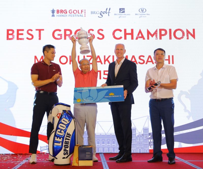 Golf thủ Okuzaki Masashi tới từ Nhật Bản nhận cúp vô địch 2022 BRG Golf Hanoi Festival