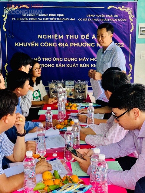 Ông Võ Mai Hưng (đứng trong cùng) đang phát biểu y kiến tại Lễ nghiệm thu Đề án “Hỗ trợ ứng dụng máy móc, thiết bị trong sản xuất bún khô”.