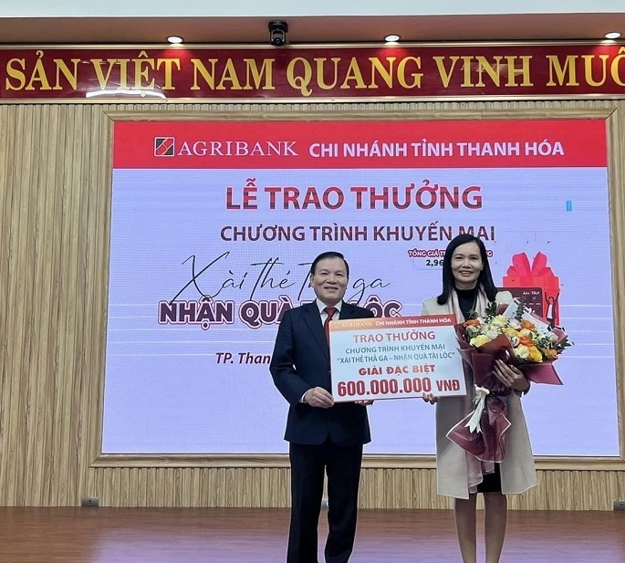 Agribank Thanh Hóa trao giải đặc biệt cho khách hàng trúng giải.