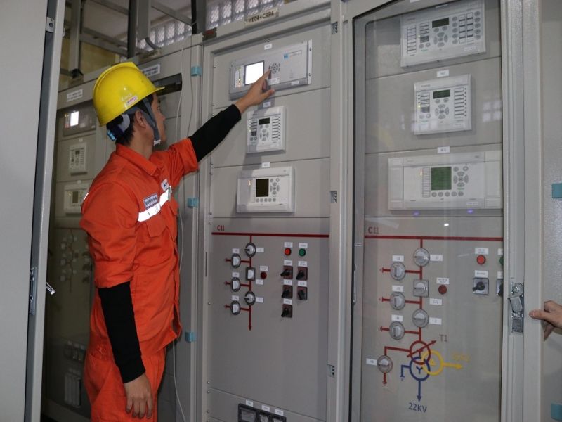 Trang thiết bị hiện đại, TBA 110kV Diễn Phong được xây dựng theo tiêu chí TBA điều khiển xa, hệ thống thông tin, SCADA kết nối về Trung tâm điều khiển xa Nghệ An, A1 và Trung tâm dữ liệu EVNNPC