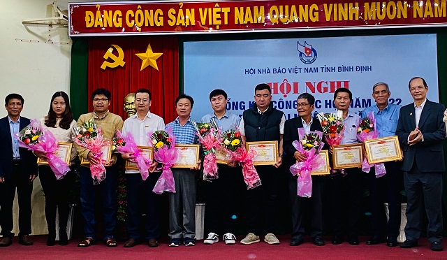 Các tập thể, cá nhân có nhiều thành tích trong công tác Hội năm 2022 nhận Giấy khen của Hội Nhà báo Bình Định.