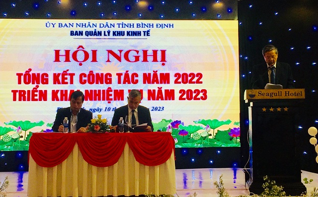 Các ông Nguyễn Tuấn Thanh và Đặng Vĩnh Sơn (2 người ngồi) chủ trì Hội nghị “Tổng kết tình hình hoạt động của BQL KKT tỉnh Bình Định năm 2022 và triển khai nhiệm vụ năm 2023”.