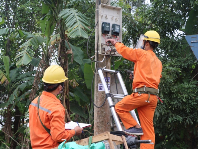 Công nhân Điện lực Quảng Bình kiểm tra công tơ khách hàng sử dụng điện