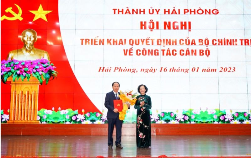 Đồng chí Lê Tiến Châu tiếp nhận quyết định phân công, chỉ định của Bộ Chính trị làm Bí thư Thành ủy Hải Phòng