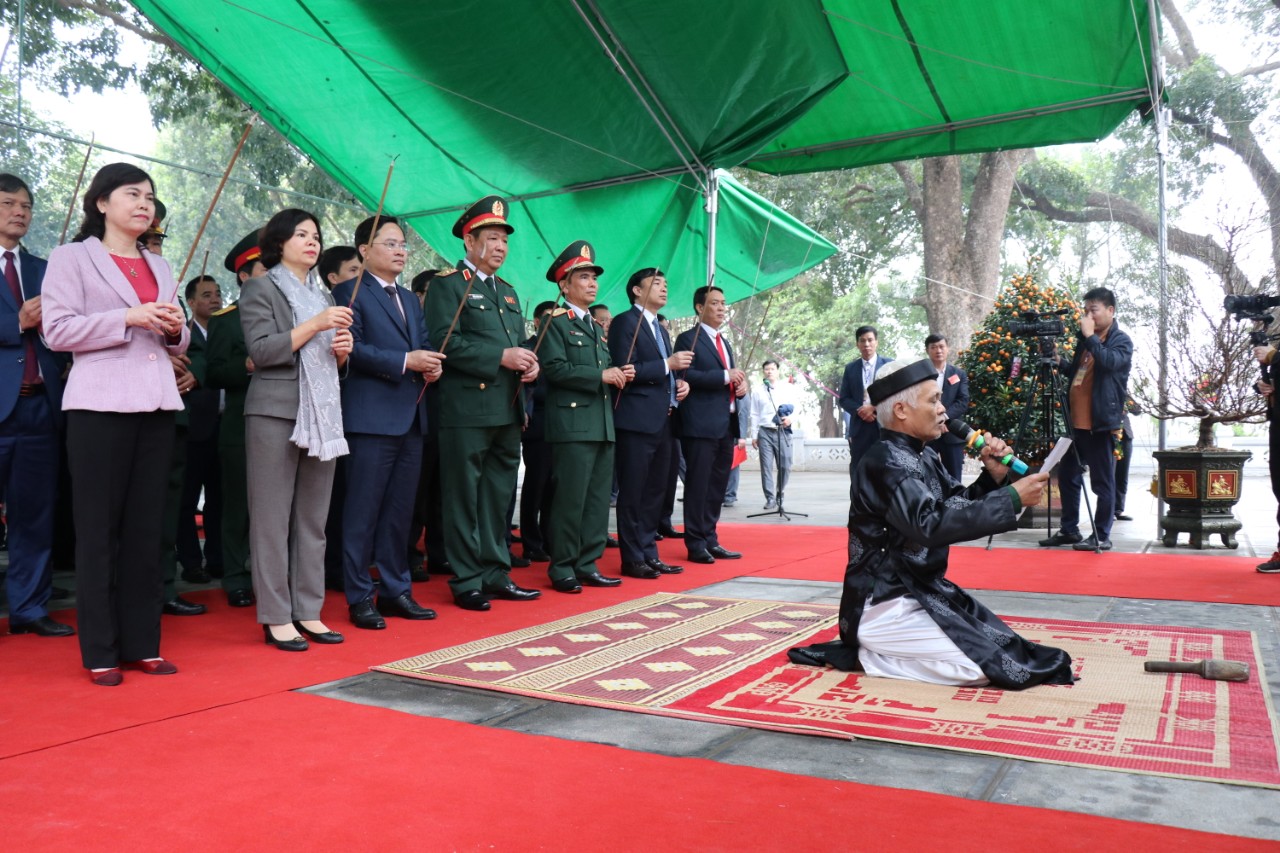 Lãnh đạo tỉnh Bắc Ninh thắp hương tại lăng Kính Dương Vương