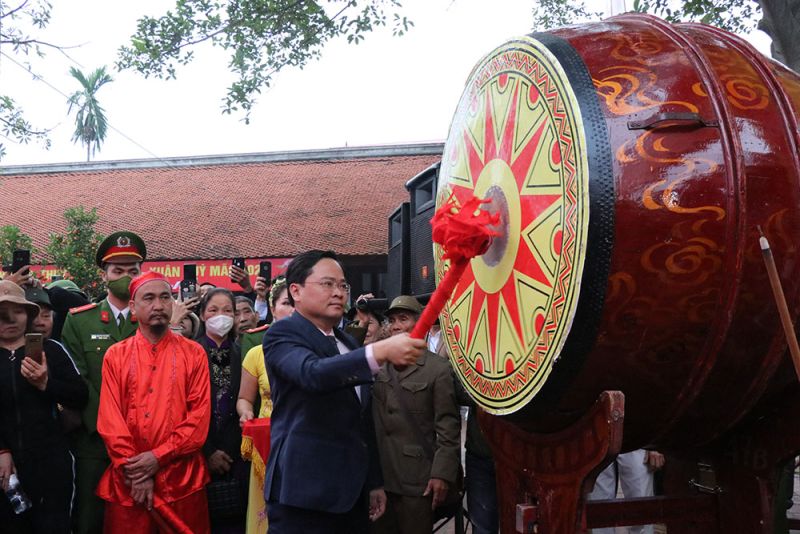 Bí thư Tỉnh ủy Bắc Ninh Nguyễn Anh Tuấn đánh trống khai hội Kinh Dương Vương, huyện Thuận Thành, tỉnh Bắc Ninh