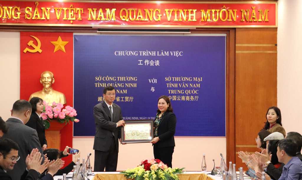 Hai bên tặng quà lưu niệm cho nhau với hy vọng thúc đẩy quan hệ hợp tác hữu nghị, tăng trưởng thương mại hai chiều bền vững