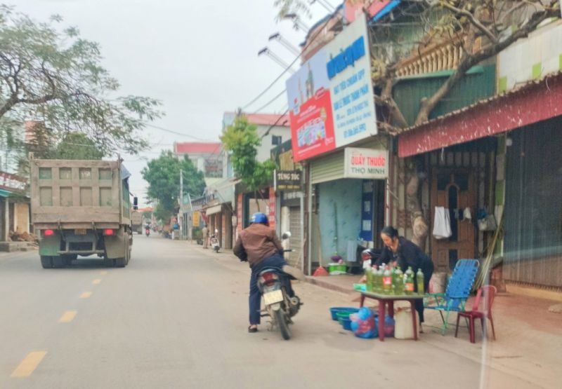 Người tham gia giao thông vô tư dừng đỗ gay lòng đường để đổ xăng gây mất an toàn giao thông