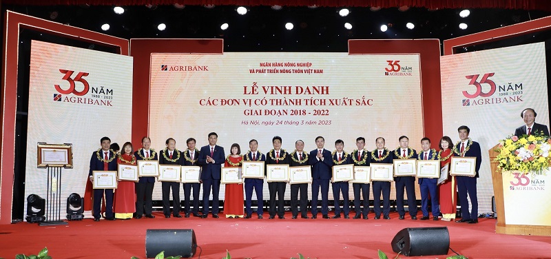 Agribank vinh danh các đơn vị có thành tích tiêu biểu xuất sắc giai đoạn 2018-2022