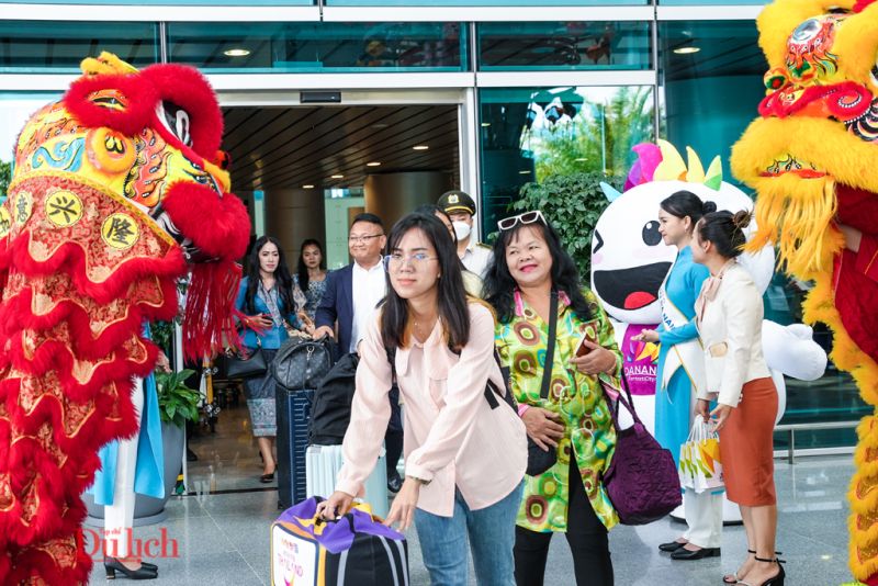 Những du khách Lào trên chuyến bay đến Đà Nẵng chào đón nồng nhiệt tại sân bay