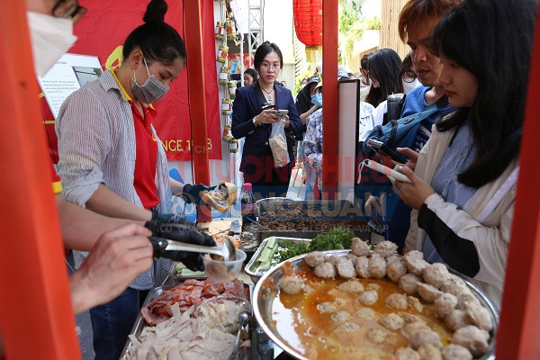 Hàng bánh mì họ Tăng nổi tiếng tại khu vực người Hoa Chợ Lớn cũng có mặt ở Lễ hội, hàng bánh mì này đã có 