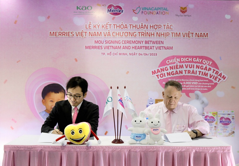 Đại diện KAO Việt Nam - Merries và Đại diện VinaCapital Foundation - Nhịp tim Việt Nam ký kết Biên bản Thỏa thuận hợp tác