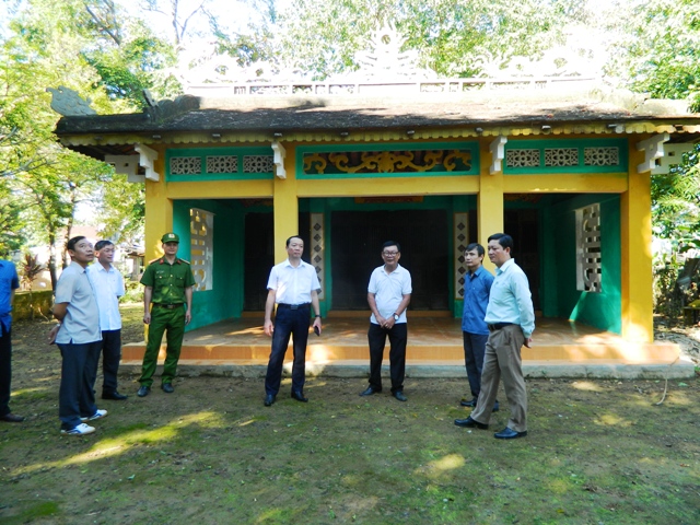 Bí thư Thành ủy Phan Thiên Định và các ban ngành của TP Huế đang kiểm tra tình trạng xuống cấp của Đình làng Bồi Thành (Phường Vỹ Dạ)