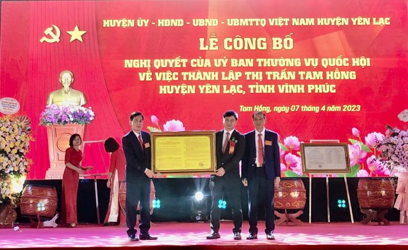 ông Nguyễn Trung Hải( phó Chủ tịch HĐND tỉnh Vĩnh Phúc- đúng giữa) thừa uỷ quyền của Ban thường vụ Quốc hội trao Nghị Quyết công nhận thị trấn Tam Hồng