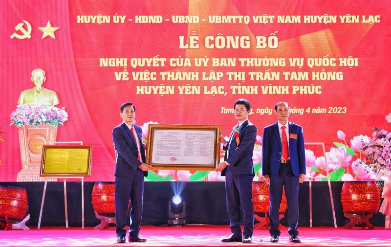 Đồng chí Nguyễn Văn Khước- phó Chủ tịch UBND tỉnh Vĩnh Phúc( đứng giữa) trao quyết định của UBND tỉnh về việc thành lập 13 tổ dân phố thuộc thị trấn Tam Hồng