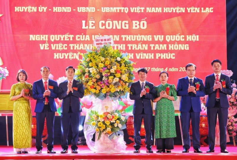 Các lãnh đạo huyện Yên Lạc tặng hoa chúc mừng thị trấn Tam Hồng