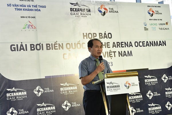 Ông Nguyễn Tuấn Thanh, Phó Giám đốc sở VHTT Khánh Hòa tại cuộc họp báo về giải bơi Oceanman Cam Ranh 2023, nay là người ký thông báo dừng tố chức sự kiện này