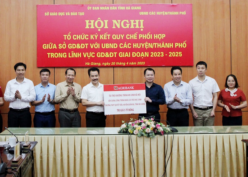 Agribank Hà Giang trao 5 tỷ đồng xây dựng công trình nhà lưu trú học sinh cho lãnh đạo UBND huyện Quản Bạ