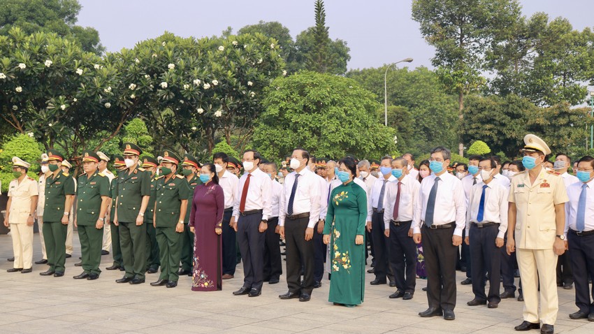 Đoàn đại biểu dâng hương, dâng hoa tri ân các thế hệ lãnh đạo, các bậc lão thành cách mạng tại Nghĩa trang TP.HCM. Ảnh: VÕ THƠ