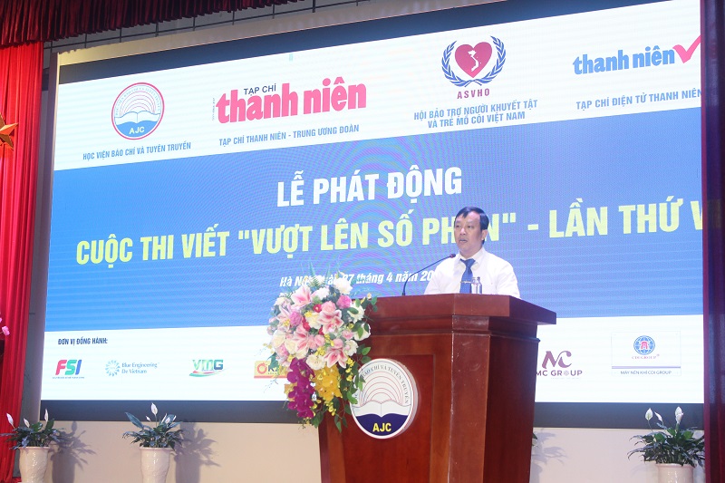 Nhà báo Nguyễn Toàn Thắng, Tổng biên tập Tạp chí Thanh niên, trưởng ban tổ chức cuộc thi phát biểu khai mạc