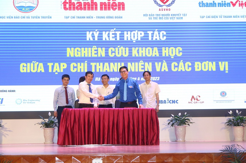 Nhà báo Nguyễn Toàn Thắng, Tổng biên tập Tạp chí Thanh niên ký kết hợp tác cùng đồng chí Đào Anh Tuấn - Ủy viên BCH Trung ương Đoàn, Bí thư Đoàn thanh niên Học viện Chính trị quốc gia Hồ Chí Minh