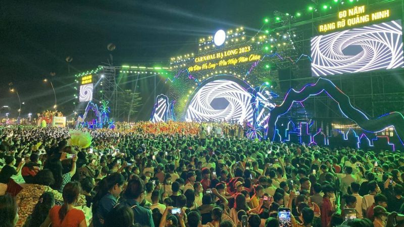 Bữa tiệc ánh sáng Carnaval Hạ Long 2023 tối ngày 1/5 đã thu hút hàng nghìn lượt du khách tham dự và trải nghiệm