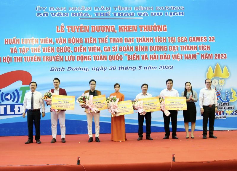 Ông Bùi Hữu Toàn Toàn - Phó Trưởng ban thường trực Ban Tuyên giáo Tỉnh ủy; Bà Nguyễn Thị Thảo Nguyên - Trưởng Ban Văn hóa Xã hội HĐND tỉnh và Ông Lê Văn Thái – Phó Giám đốc Sở Văn hóa, Thể thao và Du lịch trao giấy khen, tiền thưởng cho các diễn viên, ca sĩ đoàn Bình Dương