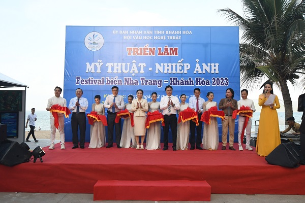 Ông Nguyễn Khắc Toàn, Phó Bí thư thường trực Tỉnh ủy, Chủ tịch HĐND tỉnh (giữa) cùng các vị lãnh đạo tỉnh và Hội VHNT cắt băng khai trương