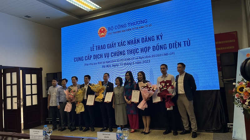 Trao Giấy xác nhận đăng ký cung cấp dịch vụ chứng thực hợp đồng điện tử cho các doanh nghiệp đủ điều kiện