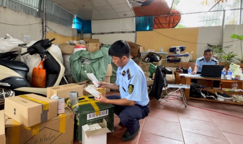 Lực lượng chức năng tiến hành kiểm tra hàng hóa tại cơ sở