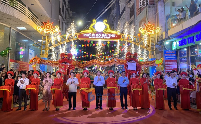 Lãnh đạo tỉnh Quảng Ninh và TP Hạ Long cắt băng khánh thành phố đi bộ Bài Thơ. Ảnh: Báo Quảng Ninh