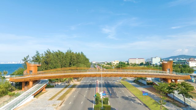 Bên ngoài hai đài vọng cảnh cũng bố trí cầu thang xoắn bằng thép với thang máy được lắp đặt để người khuyết tật có thể lên cầu một cách dễ dàng.