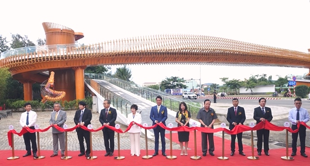 Lãnh đạo thành phố và đơn vị, cơ quan ngoại giao cắt băng khánh thành cầu đi bộ bắc qua đường Nguyễn Tất Thành ở phía trước Khách sạn Mikazuki.