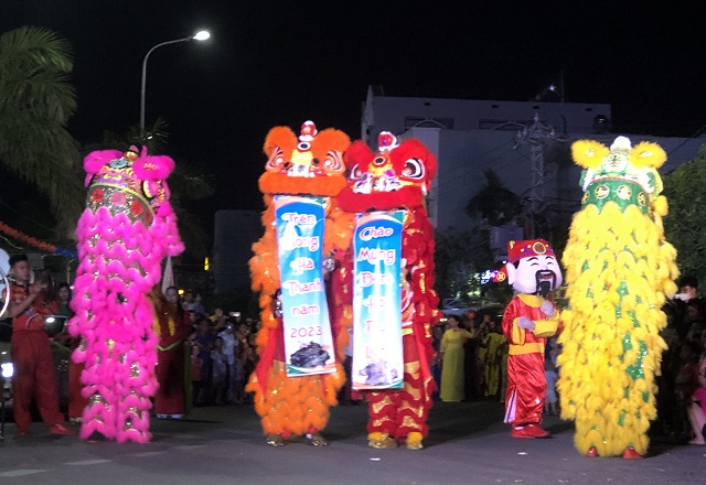 Màn biểu diễn Lân Sư rồng khai mạc “Đêm hội du lịch trên sông Hà Thanh lần thứ I” năm 2023.